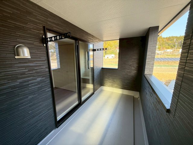 広々したバルコニーは、布団や洗濯物干しに大活躍！雨の日でも安心です