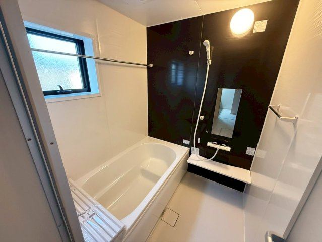 シンプルで使いやすい暖房・温水シャワー洗浄機能付きトイレは標準装備です！