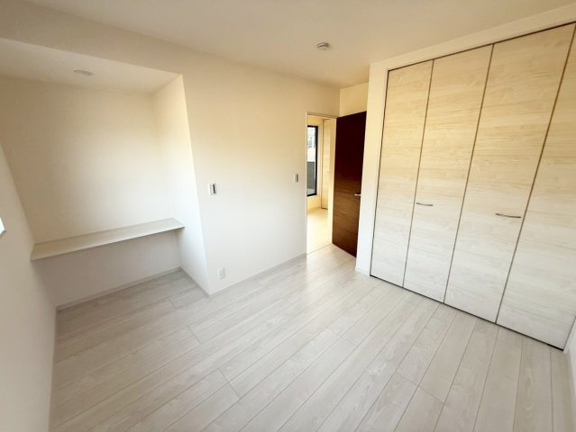 洋室にはウォークインクローゼットが備付で収納力も充分！