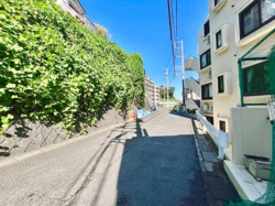 シンプルなデザインの収納が空間に調和しています。天井まである高さで収納力もしっかり確保されています。ダークトーンの扉が落ち着いた雰囲気を演出しています。