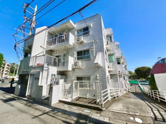 明るい外観が印象的な建物です。白を基調としたタイル張りが清潔感を演出しています。複数のバルコニーが設けられており通風や採光が確保されています。周囲の道路や歩道からのアクセスも良好です。