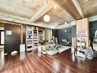 リビングは広々とした空間が魅力です。天井や梁がコンクリート仕上げで個性的な雰囲気を演出しています。床は木目が美しく落ち着きのある印象です。収納棚も備え付けられているため整理がしやすいです。