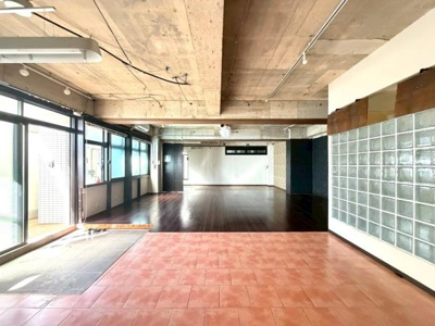リビングは広々とした空間が魅力です。天井や梁がコンクリート仕上げで個性的な雰囲気を演出しています。床は木目が美しく落ち着きのある印象です。収納棚も備え付けられているため整理がしやすいです。