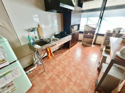 広々とした空間で作業動線が確保されているキッチンです。明るい窓からの光が室内に入り清潔感があります。収納スペースも豊富で整理しやすいレイアウトです。機能的な設備が整っています。