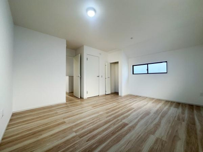 明るい色合いのフローリングが特徴の洋室です。白を基調とした壁と天井が空間を広く感じさせます。窓からの自然光も取り入れやすい造りです。シンプルな内装で様々なインテリアに合わせやすい点が魅力です。