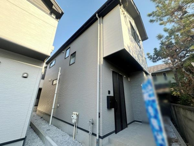 シンプルなデザインが印象的な外観です。モダンな色合いが落ち着いた雰囲気を演出しています。窓の配置や外壁の質感にもこだわりが感じられます。建物の存在感がしっかりと伝わる仕上がりです。