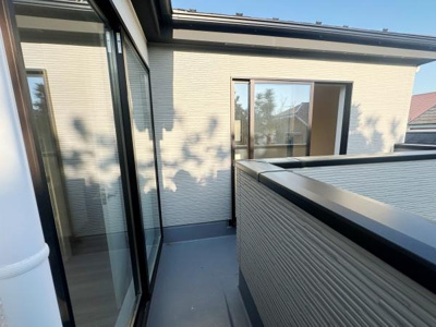 バルコニーはガラス戸から直接アクセスでき明るい光が差し込む開放感があります。外壁と手すりのデザインが統一されており全体的にすっきりとした印象です。