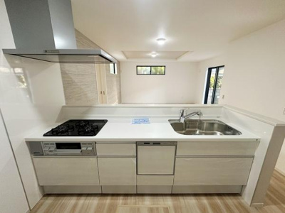 シンプルで統一感のあるキッチンが室内の印象をすっきりとまとめています。作業スペースにゆとりがあり効率的に動けます。コンロやシンクの配置も使い勝手を考えた設計です。収納も豊富に確保されています。