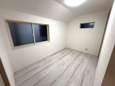 明るいフローリングが印象的な洋室です。採光に配慮された窓があり使い勝手の良い空間です。壁や天井もシンプルでさまざまなインテリアに合わせやすい雰囲気となっています。