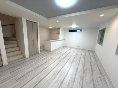 明るく広々としたリビングはナチュラルなフローリングが魅力的です。天井や照明にもこだわりが感じられます。窓からの採光が室内全体に広がり開放的な雰囲気です。段差の少ない設計で移動もスムーズです。