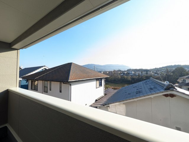広々したバルコニーは洗濯干しに助かります