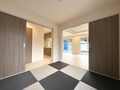 落ち着いた色合いの床がモダンな印象を与えます。開放感のある引き戸で空間を広く使えます。採光性もあり明るい雰囲気が魅力です。隣室とのつながりもスムーズです。