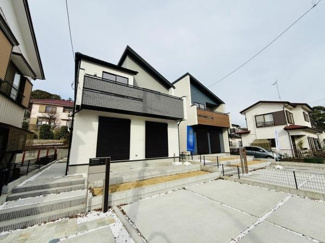 現代的なデザインが特徴的な外観です。駐車スペースが広く複数台の車も停められます。ゆとりある敷地で住みやすさを感じられます。周囲の景観とも調和した住宅です。