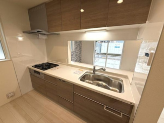 シンプルなデザインで統一されたキッチンです。収納スペースが豊富で機能的です。ワークトップが広いので使いやすいです。