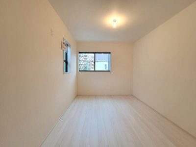洋室はシンプルな内装でどんな家具とも合わせやすい空間です。二つの窓から日差しが入り室内が明るく感じられます。床は淡い色調で落ち着いた雰囲気が広がります。壁や天井も清潔感のある色合いです。