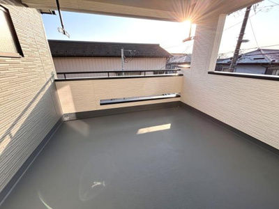 開放感のあるバルコニーです。日当たりが良く空が広く見渡せます。周囲の建物との距離も確保されています。手すりも設置されており安心してご利用いただけます。様々な用途に活用できます。