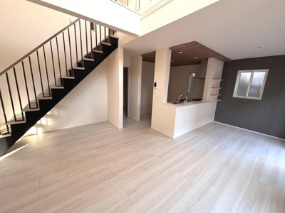 リビングは開放感のある空間設計で明るい室内が印象的です。階段デザインがアクセントとなりモダンな雰囲気を演出しています。窓からの採光も良好で壁のカラーが落ち着いた印象を与えます。