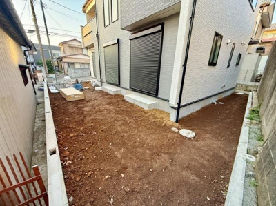 建物に沿って広がる庭スペースは多目的に活用できる敷地です。日当たりも確保しやすく管理もしやすい設計です。コンクリートの縁取りがあり区画が明確です。現在は更地の状態なので好みに合わせて活用できます。