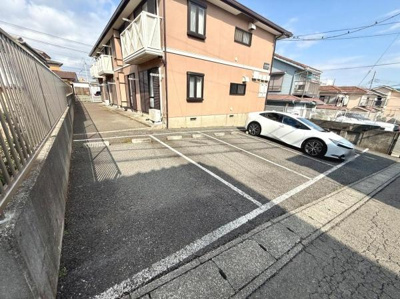 敷地内にゆとりある駐車スペースがございます。周辺は落ち着いた住宅街で安心感のある環境です。前面道路からのアクセスもスムーズです。建物外観も手入れされていますので快適にお過ごしいただけます。