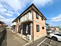落ち着いたトーンの外観が印象的です。各住戸にはバルコニーが設けられています。建物前面には駐車スペースも確保されています。周辺には住宅が並び開放感も感じられます。空の広がりが感じられる建物です。