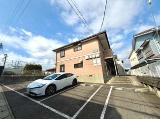 広々とした駐車スペースが完備されておりゆったりと車の出し入れができます。敷地内の駐車場なので移動も便利です。建物のすぐ隣に駐車できるため移動時もスムーズです。