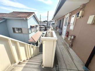 共用廊下は明るく手すり付きで階段の上り下りも安心です。隣接する家との距離もほどよく保たれています。空が広く感じられる開放的な眺めが魅力です。清掃が行き届いた印象があり生活のしやすさが感じられます。