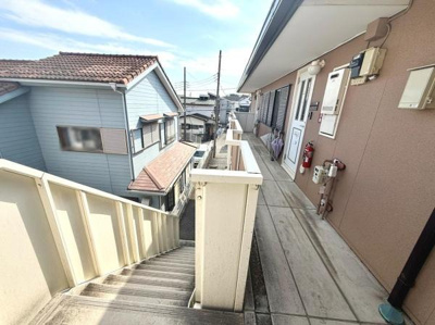 共用廊下は明るく手すり付きで階段の上り下りも安心です。隣接する家との距離もほどよく保たれています。空が広く感じられる開放的な眺めが魅力です。清掃が行き届いた印象があり生活のしやすさが感じられます。