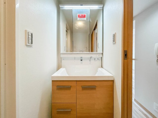 明るく清潔感のある洗面台スペースです。鏡の両サイドには歯ブラシ等の細々とした洗面用具が収納可能。