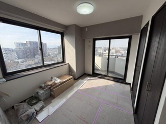 二面採光で室内が明るく開放感のある洋室です。大きな窓から街の景色を楽しめます。収納スペースもあり整理整頓しやすい作りです。バルコニーへのアクセスも便利です。新生活のスタートにぴったりな空間です。