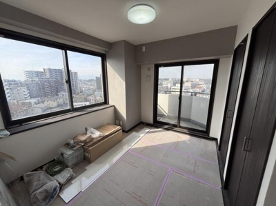 二面採光で室内が明るく開放感のある洋室です。大きな窓から街の景色を楽しめます。収納スペースもあり整理整頓しやすい作りです。バルコニーへのアクセスも便利です。新生活のスタートにぴったりな空間です。