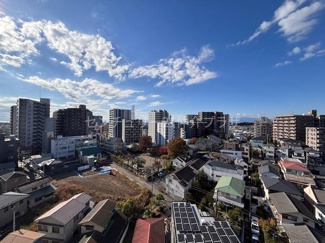 晴れた日の青空が広がり遠くまで見渡すことができる眺望です。周囲には高層マンションや住宅が立ち並び街並みを一望できます。開放的な空間が印象的で都市の風景を楽しめます。自然光がしっかり入る明るい環境です。