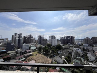 広々としたバルコニーからは都市の景色を存分に楽しめます。高層階ならではの開放感が魅力です。空が広く見えるためゆったりとした気分で過ごせます。バルコニーの手すりも頑丈で安心です。