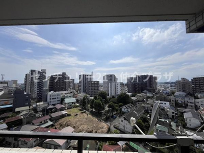 広々としたバルコニーからは都市の景色を存分に楽しめます。高層階ならではの開放感が魅力です。空が広く見えるためゆったりとした気分で過ごせます。バルコニーの手すりも頑丈で安心です。