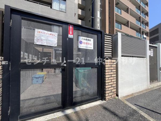 ゴミ置き場がしっかりとした扉で囲われており衛生面が配慮されています。敷地内にあり管理がしやすい設計です。分別指示もしっかりと掲示されています。建物と調和したデザインのゴミ置き場です。