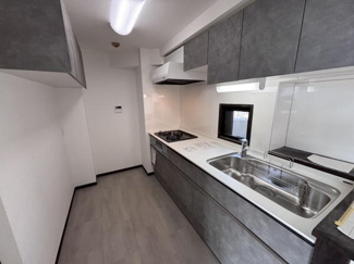 シンプルなデザインで落ち着いた色合いが空間全体に調和しています。収納スペースがしっかり確保されており作業スペースも広々としています。窓付きで明るさと換気が期待できます。