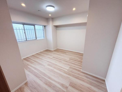 明るい窓から自然光が差し込む空間です。シンプルなデザインでさまざまな用途に活用できます。木目調の床材が落ち着いた雰囲気を演出しています。照明設備が充実しており室内が均一に照らされます。