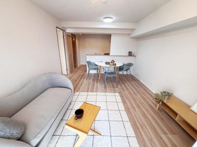 リビングは明るい色合いの壁と床が調和しすっきりとした空間が広がっています。開放感のあるレイアウトでゆったりとした時間を過ごせます。家具の配置がしやすい広さがあります。カウンター付きで便利な仕様です。