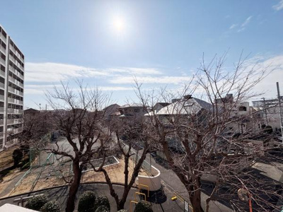 開放感のある眺望が広がり周囲の建物との距離もしっかりと確保されています。日当たりの良さを感じられ空を広く見渡せる点が特徴的です。四季の移ろいも感じられる眺望が魅力です。