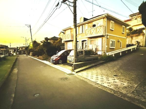 角地に位置しているため開放感が感じられます。駐車スペースも敷地内に確保されています。落ち着いた住宅街の中にあります。
