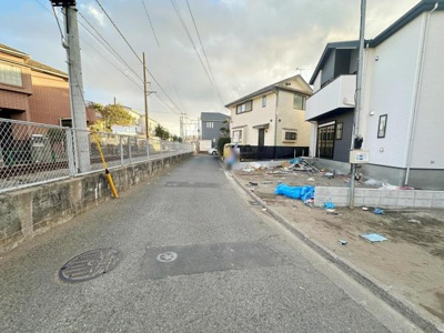 現地にはゆとりある前面道路が広がり車の通行や移動がしやすい環境です。周囲は住宅地となっておりすっきりとした街並みが特徴です。道路沿いには歩道も確保されており日常の生活に便利な立地です。