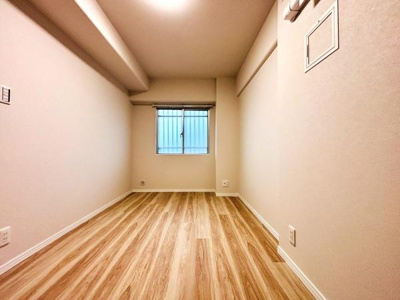 ナチュラルな色合いのフローリングが印象的です。シンプルな内装でインテリアの自由度が高い洋室です。窓から明るい光が入ります。天井も高めで圧迫感を感じません。無駄のないレイアウトが魅力です。
