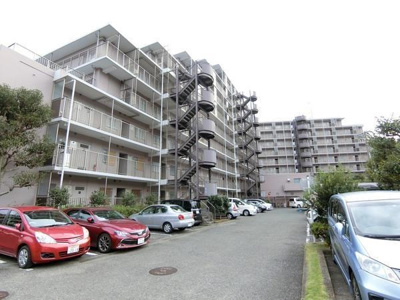 しっかりとした外観が印象的なマンションです。広々とした駐車スペースが備わっています。周囲は緑もあり快適な暮らしを予感させます。共用部分も整然としています。屋外階段も備わっているので便利です。
