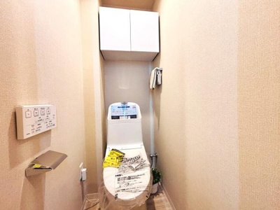 壁付けの収納棚があり整理整頓しやすい空間です。ウォシュレット機能付きのトイレで快適にご利用いただけます。清潔感のある内装が印象的です。手洗いスペースも設けられています。