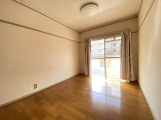 約4.5帖の洋室はクローゼット付きです。趣味の書斎や寝室など、生活スタイルに合わせて自由にお使いいただけます。※CGにて家具消し加工をしております。