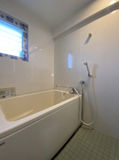 清潔感のある白を基調としたすっきりとしたトイレです。