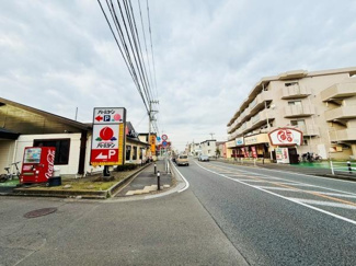 前面道路が広く車の出入りもスムーズに行えます。周辺には飲食店やスーパーがあり生活利便性が感じられます。歩道がしっかり整備されているため安全に通行できます。周囲の環境も明るい雰囲気です。