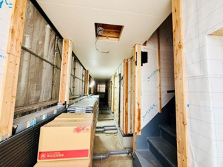 建築中の様子が確認できます。構造部分がしっかりとした印象です。室内配管や断熱材の設置状況もわかります。これからの仕上がりが楽しみな現場です。