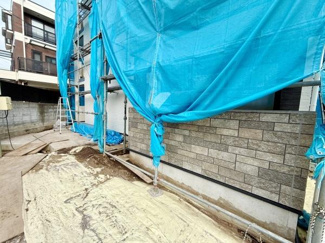 現地の様子が分かりやすい写真です。外壁の質感がしっかりと確認できます。周囲の住環境も把握しやすいです。工事の進捗具合が視覚的に伝わります。現状の雰囲気をそのままご確認いただけます。