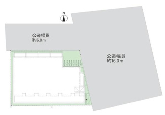南側と西側の二方向に面した敷地で約16.0mと約6.0mの幅員が確保されています。角地のため視認性が高い特徴があります。建物の配置も道路とのバランスが取れています。