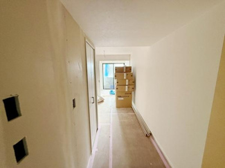 白を基調とした内装で明るい雰囲気の空間です。奥行きのある廊下が印象的で開放感があります。シンプルなデザインでさまざまなインテリアに調和しやすいです。窓から自然光が入るため日中は室内が明るくなります。